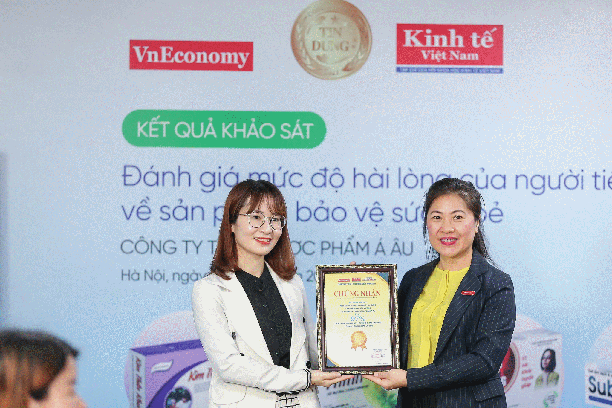 Đại diện Ban Tổ chức trao chứng nhận cho đơn vị phát triển sản phẩm Kim Thần Khang